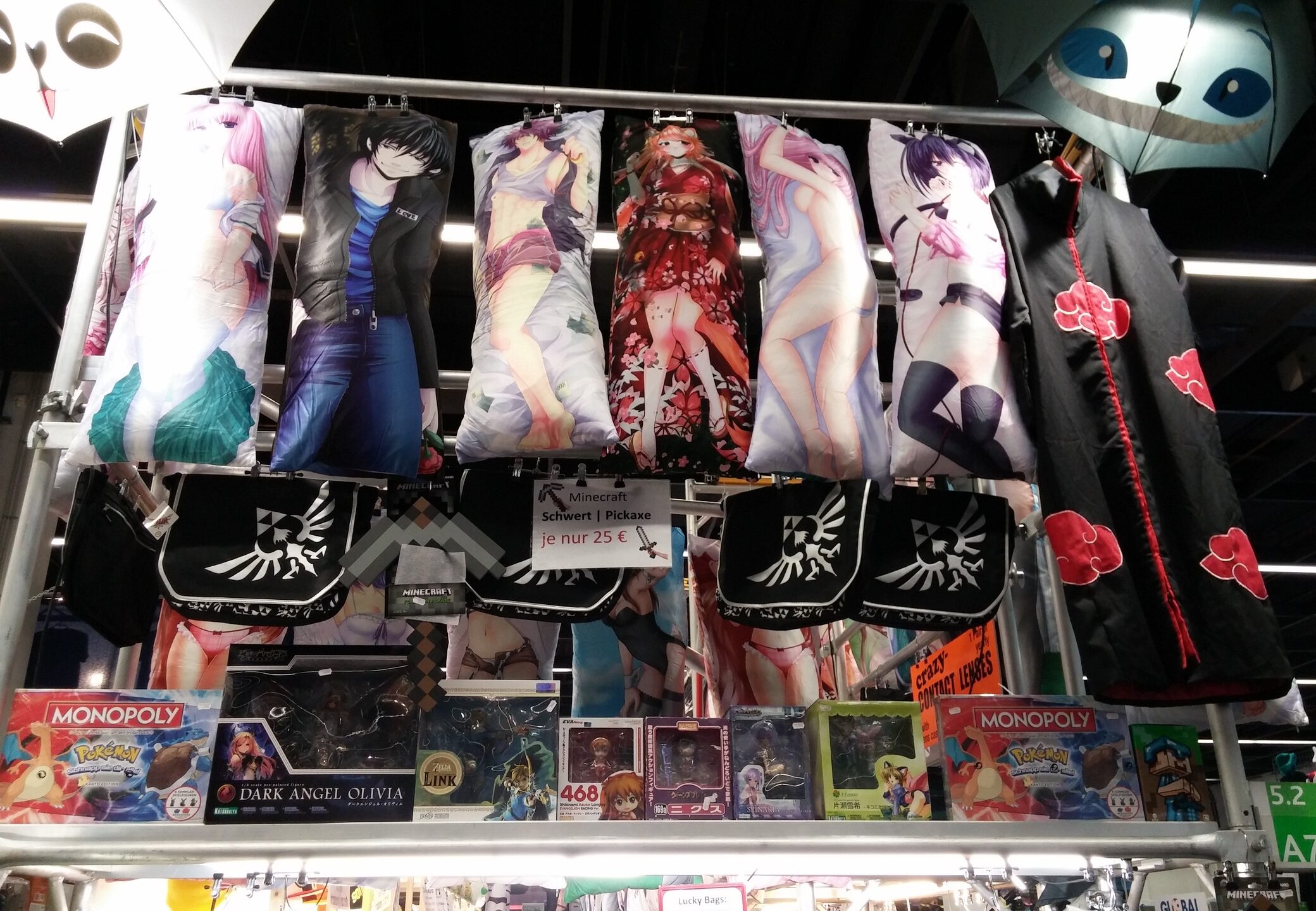 Qui dit Gamescom dit inévitable stand de body pillows et de dégueulasseries.