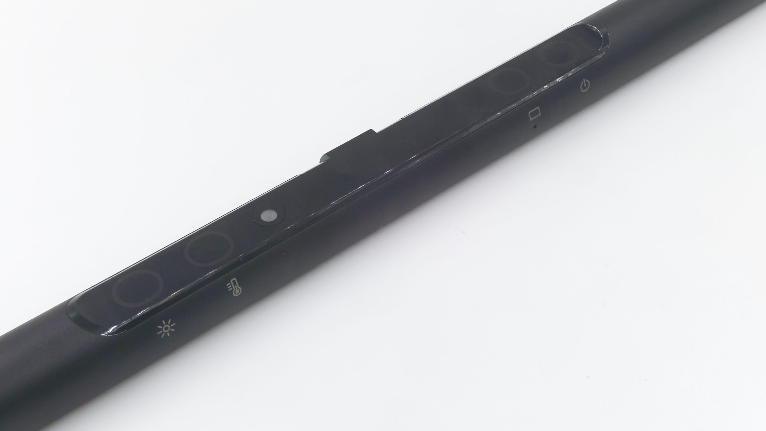 Les boutons tactiles et le capteur de luminosité.