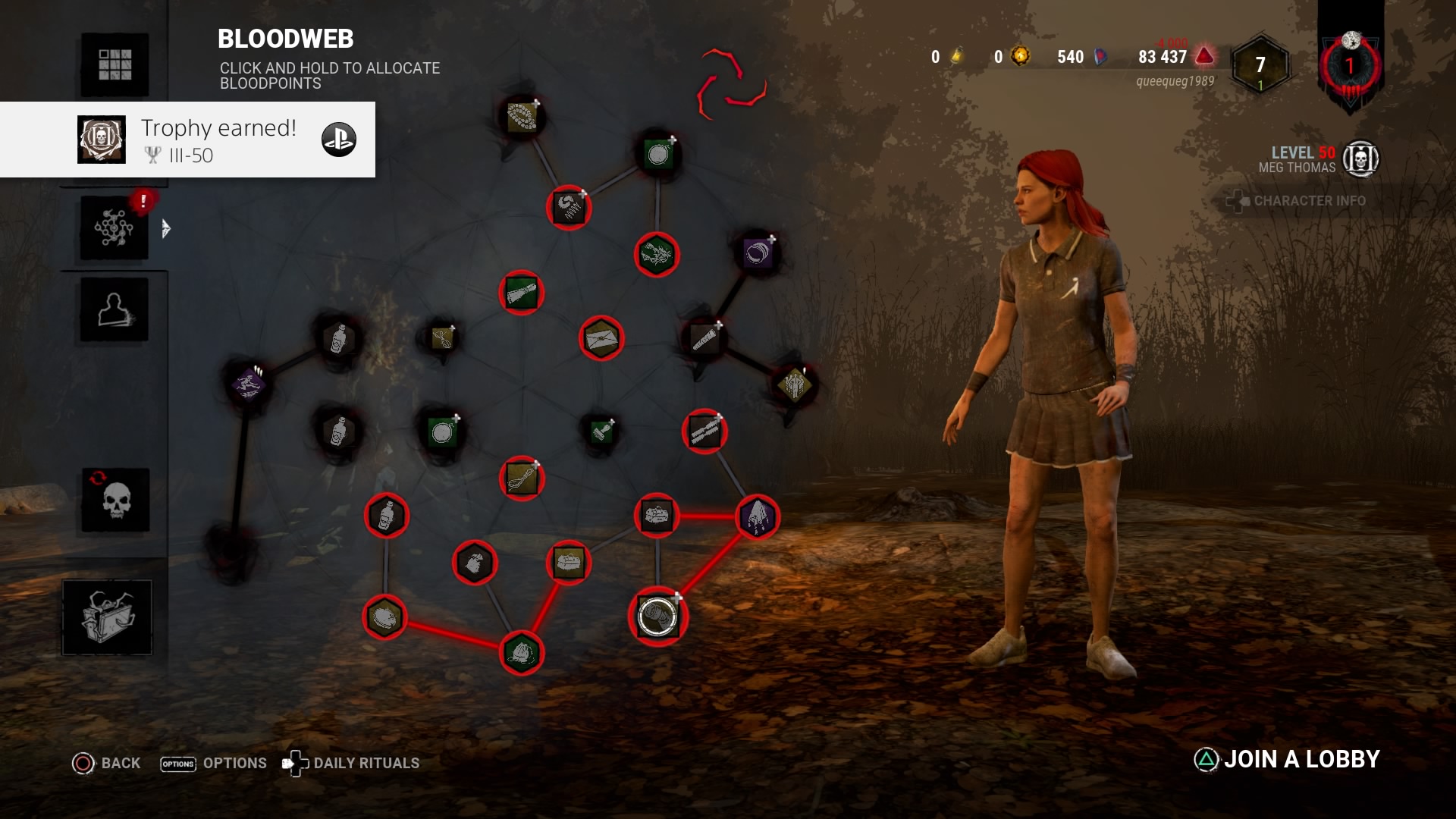 Avec plusieurs monnaies virtuelles, un système de classement par rang et pléthore de trophées associés à des personnages précis, Dead by Daylight sait parfaitement encourager les pires travers de ses joueurs – moi la première, hélas.